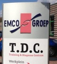 Zuil met logo's van EMCO-groep en van TDC